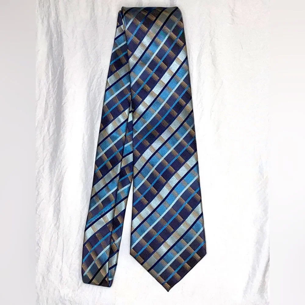Van Heusen men’s neck Tie Stain resistant handmade 100% silk.
